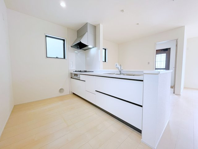 新築戸建・新築建売　行田市城西1丁目　長期優良住宅　忍小・忍中のキッチン|カウンター越しに会話が弾む、家族とのつながりを感じられる対面キッチンです！