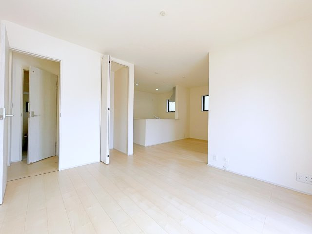 新築戸建・新築建売　行田市城西1丁目　長期優良住宅　忍小・忍中の居間・リビング|ホワイトを基調とした明るく開放的なLDKです！