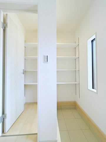 新築戸建・新築建売　行田市城西1丁目　長期優良住宅　忍小・忍中の収納|可動棚付きなので物の大きさによって高さを変えられるので便利！