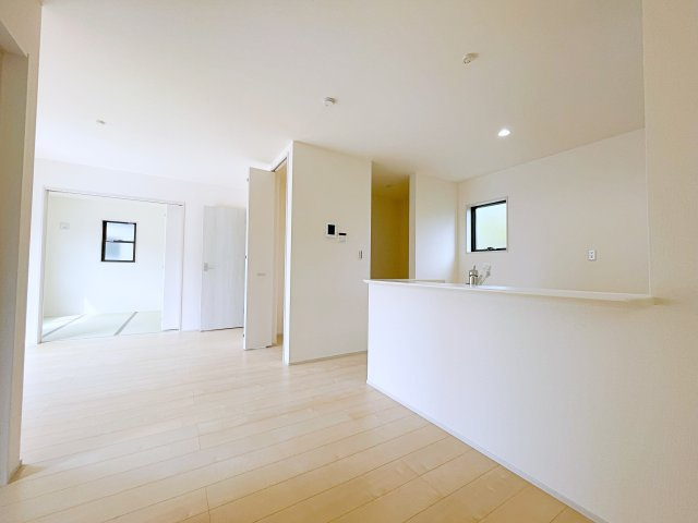 新築戸建・新築建売　行田市城西1丁目　長期優良住宅　忍小・忍中の居間・リビング|カウンター越しに会話が弾む、家族とのつながりを感じられる対面キッチンです！