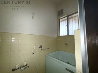 明るい雰囲気のお風呂です