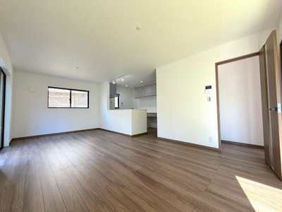 【居間・リビング】 | ＜全2棟＞土地47坪以上／収納スペースが充実／瀬谷区北新