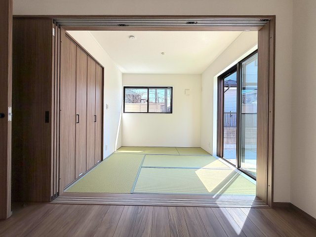 ＜全2棟＞土地47坪以上／収納スペースが充実／瀬谷区北新の居間・リビング