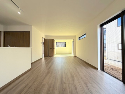 【居間・リビング】 | ＜全2棟＞土地47坪以上／収納スペースが充実／瀬谷区北新