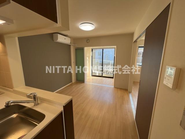 ラ　グリシーヌＡ棟の居間・リビング|築浅物件で設備も充実☆