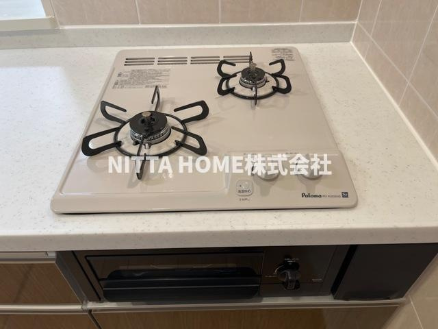 ラ　グリシーヌＡ棟のキッチン|２口ガスコンロ＆グリル付きでお料理もすぐに始められます♪