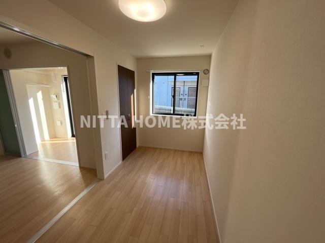 ラ　グリシーヌＡ棟の内装|リビングの隣の洋室は４．９帖です(^^)