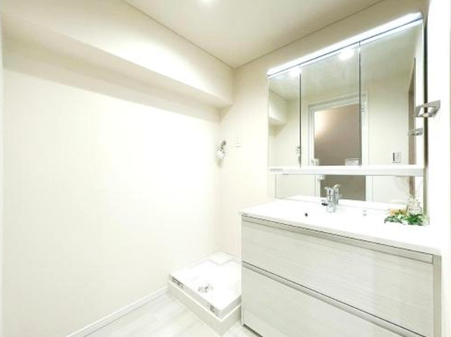 アーバングリーン本山の洗面所|３面鏡、収納スペースもあります