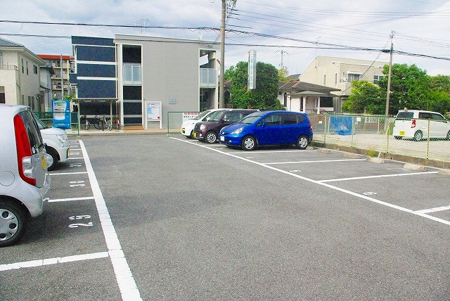 新生モータープールの外観