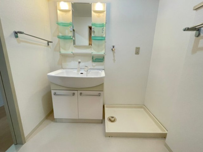 【独立洗面台】 | プリムベール向丘 | 独立洗面台、小物を置くことができて便利です