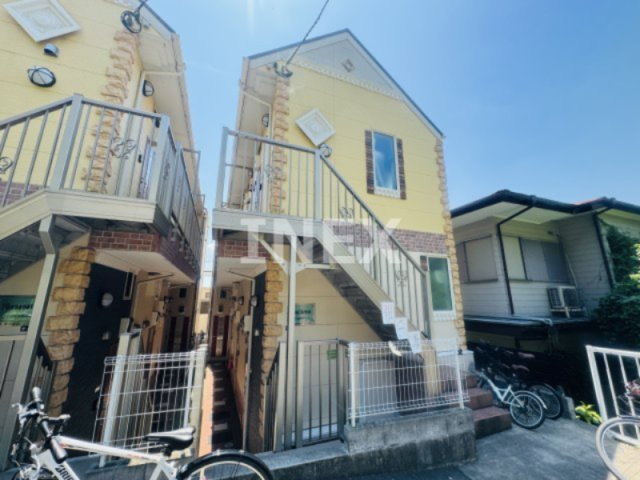 横浜市金沢区富岡東６丁目のアパートのエントランス