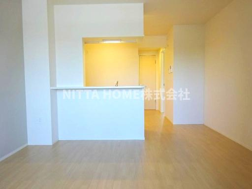 フォンターナの居間・リビング|１１．４帖のリビングルームです★カウンターキッチンを採用◇