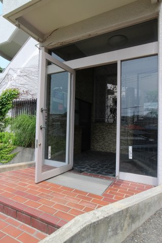 白峯グランドハイツ　のエントランス