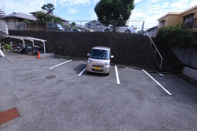 白峯グランドハイツ　の駐車場