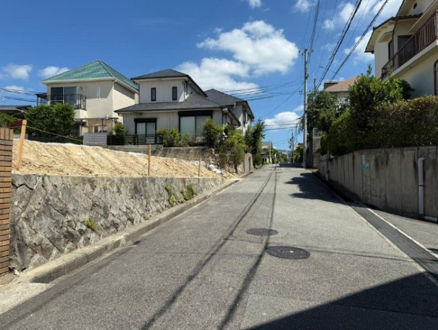 岩園町　売土地の前面道路含む現地写真