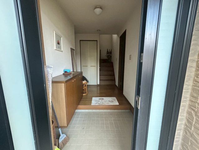 八街中古戸建ての玄関