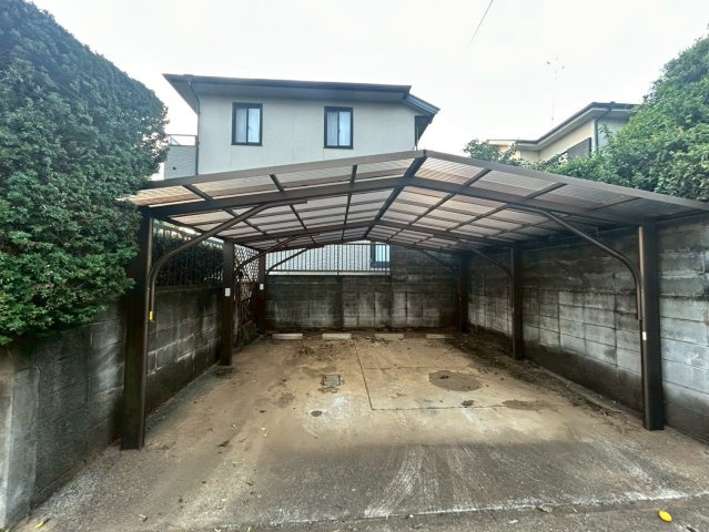 八街中古戸建ての駐車場