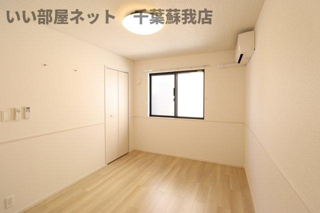 エアリーＡの寝室|広くて明るい寝室