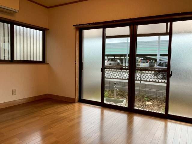 稲田戸建ての居間・リビング