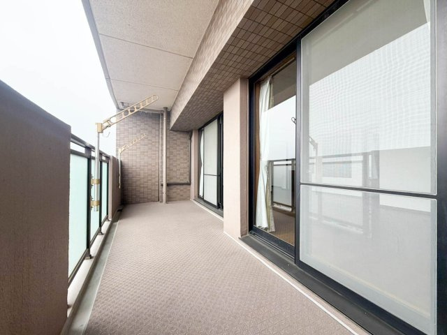 ライオンズマンション築地口弐番館のバルコニー|暖かな日差しのふりそそぐバルコニー