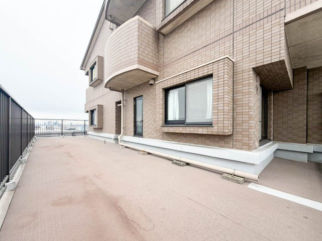 ライオンズマンション築地口弐番館のバルコニー|外からの目が気にならないバルコニーで洗濯物が干せます