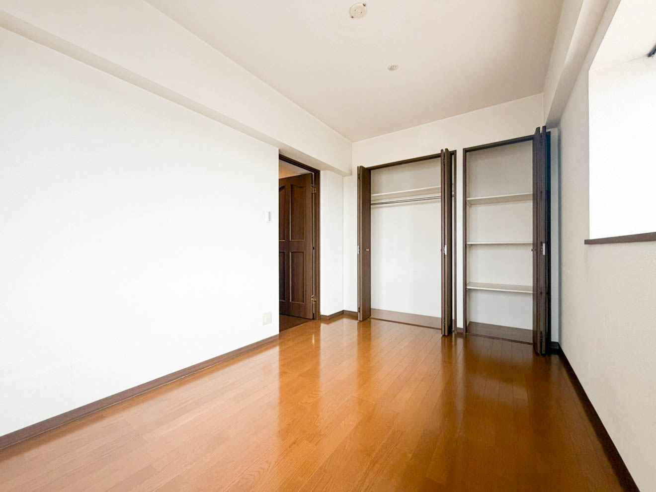 ライオンズマンション築地口弐番館の居間・リビング|こちらのリビングで趣味の時間をお楽しみください