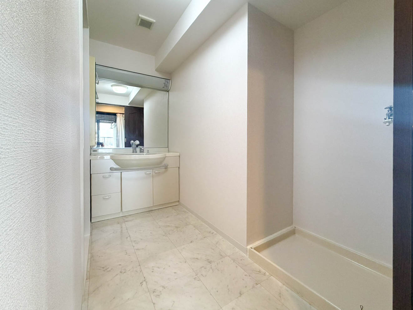 ライオンズマンション築地口弐番館の洗面所|スペースが確保できる洗面所です