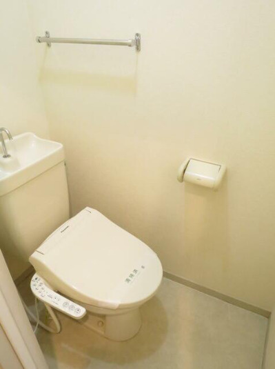 ル・ソレイユ上野毛　３面採光　南向き　振分　角部屋のトイレ