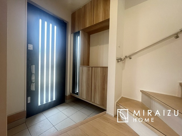 【玄関】 | いってきます♪ただいま♪明るい声が聞こえてきそうな玄関。ナチュラルなカラーがとても清潔感のある造りです♪
