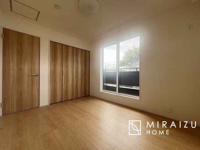 【寝室】 | 広さのある洋室は、ご夫婦様の寝室にぴったりですね。ご主人様の趣味のものや書斎などにも使用できるくらいの広さが嬉しいです。収納もばっちり完備してますのでお荷物が多いご家族様も安心してお暮しいただけます！