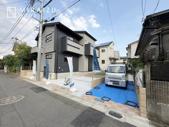 【外観】 | 青く澄み渡った綺麗な空と、陽の光をたっぷりと受ける、そんな新築住宅で新生活をスタートしてみませんか？見学・ご相談等、ミライズホーム(株)までお気軽にご連絡下さい。
