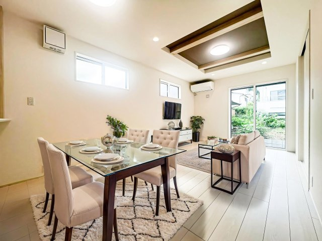 【居間・リビング】 | ※家具・照明などはイメージ画像です。明るい光が取り入れられる空間設計のリビングです。インテリア配置もしやすい間取りです。