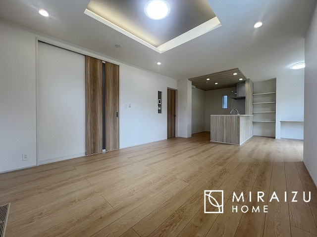 【居間・リビング】 | 大きな窓が特徴の南向きリビングでは、太陽光も沢山取り込むことが出来てお家の中にいても日光浴が可能ですね、開放的な空間です。インテリア選びも楽しそう、ご家族様で相談しながらインテリア配置も楽しみたいです