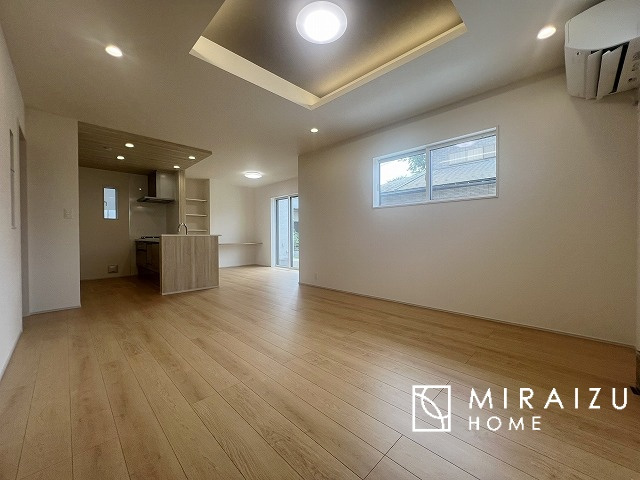 【居間・リビング】 | 陽当たりが心地の良いリビング空間です。日中はカーテンを開けて自然な光を取り込みリラックスして過ごしたいですね、照明器具もセンスの良いものを使いたいですね。
