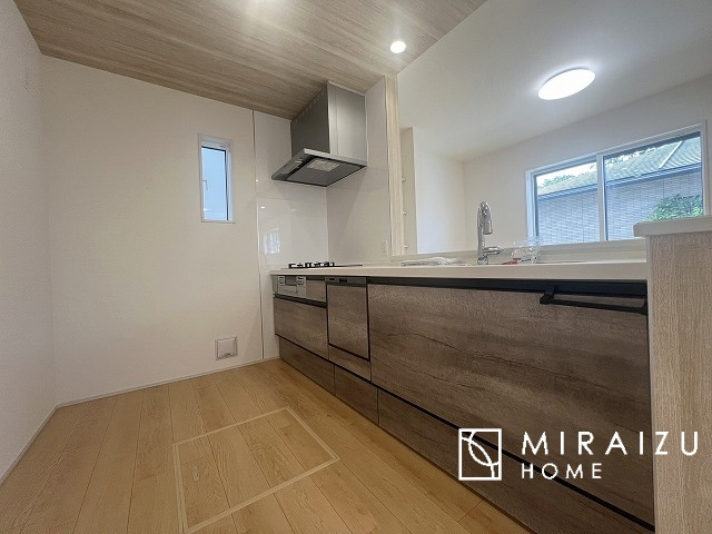 【キッチン】 | 洗練されたキッチンでは毎日の家事を少しでも楽に快適に工夫したいですね、大きいシンクではお皿洗いもストレスフリー、3口コンロでは要領よくお料理も可能です。レンジフードもお掃除がしやすい設計が嬉しい。
