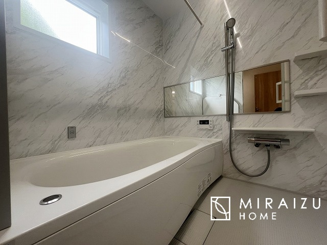 【浴室】 | 清潔感のあるホテルのような広い浴室が自慢です。疲れた日にはお湯をためてリラックスタイムを楽しみたいですね、今はスマホも防水の時代です、半身浴をしながら動画視聴、漫画視聴、楽しく過ごしたいですね^^
