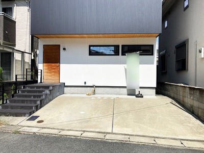 【駐車場】 | 篠町見晴三丁目一戸建 | 駐車２台可　（車種により）