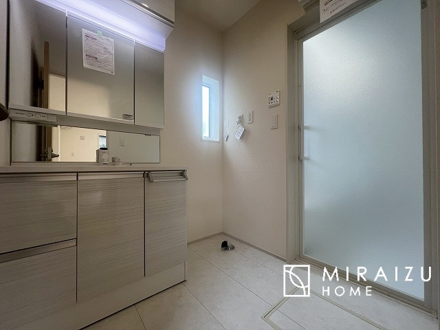 【独立洗面台】 | 高級感漂う洗面台です。鏡の後ろの収納棚もとても充実しております。コスメが大好きな奥様も、女子力高いご主人様もきっとご満足いただける収納力です。三面鏡なので、ヘアセットにも便利です。
