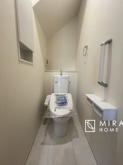 【トイレ】 | 空気の換気と窓からの光の明るさに配慮した清潔感のあるトイレ、ご自分の好きなアロマや芳香剤を置いて落ち着く空間を演出、一人になれる空間ですから、リラックスしたいですね。
