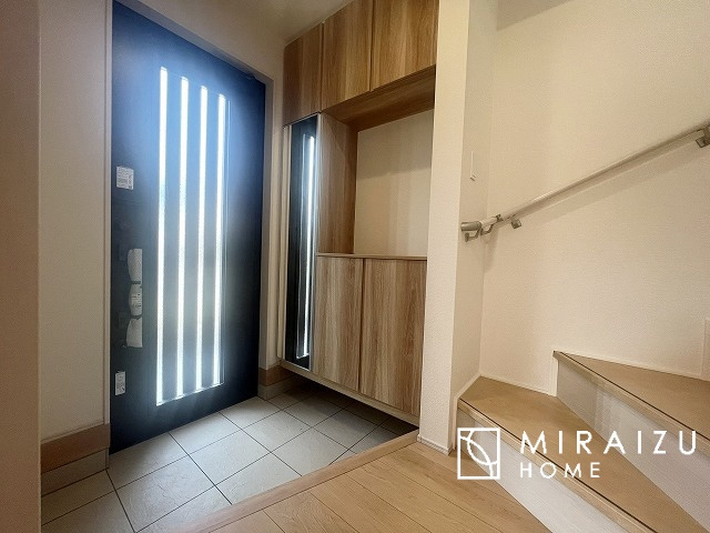 【内装】 | プライベートの空間もみんなで過ごす空間も両社兼ね備えたつくりです。階段には安全性を配慮し、手すりを設置。太陽の光と風が心地良い窓も付いた内装です。
