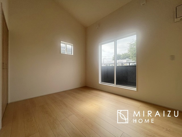 【子供部屋】 | お子様のお部屋にも主寝室にも使えますね。窓が二面についていますので採光もばっちり、空気の入れ替えもOK！自分のお部屋を持ちたいお子様の夢を叶えます！
