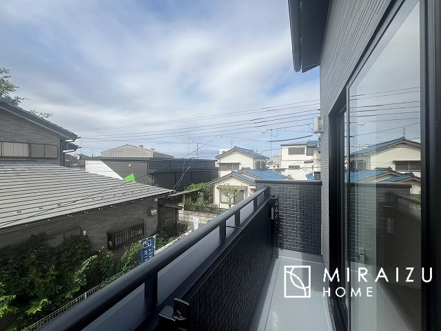 【バルコニー】 | 小鳥の鳴き声で目覚める朝、爽やかな風が入ります。太陽の陽射しでお洗濯物がカラッと乾き、気持ちの良い洋服とお布団で快適に過ごせます。