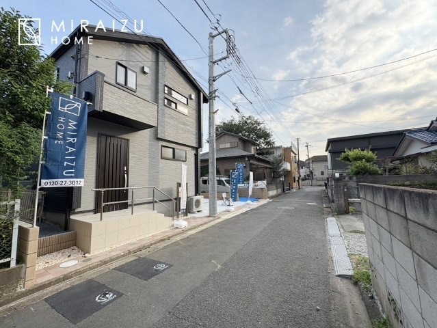 【外観】 | 青く澄み渡った綺麗な空と、陽の光をたっぷりと受ける、そんな新築住宅で新生活をスタートしてみませんか？見学・ご相談等、ミライズホーム(株)までお気軽にご連絡下さい。