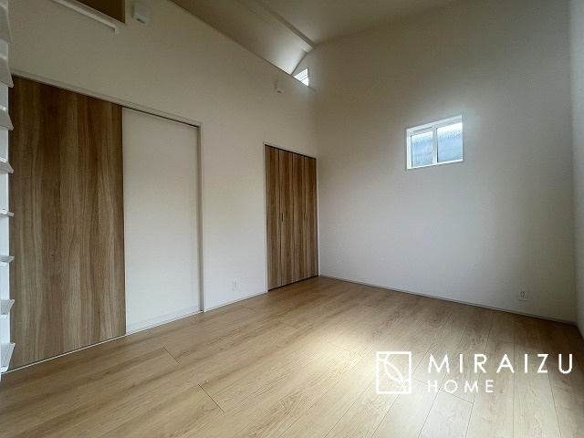 【洋室】 | 心も体も癒されるゆったりと落ち着いた洋室。窓が多いつくりになっています。窓が多いと明るい空間を保ち、室内へ気持ちの良い風も取り込んでくれます。