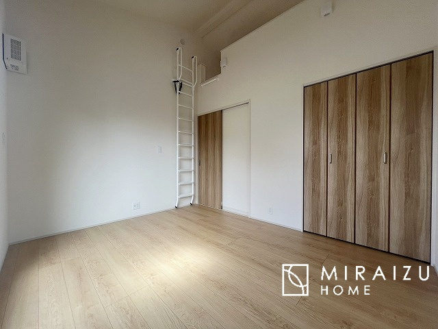 【寝室】 | 収納あり、自然な採光ありの洋室。家族みんなが気持ち良く目覚められる、過ごしやすい主寝室などにもお勧め。もちろん、ペットもご一緒に。