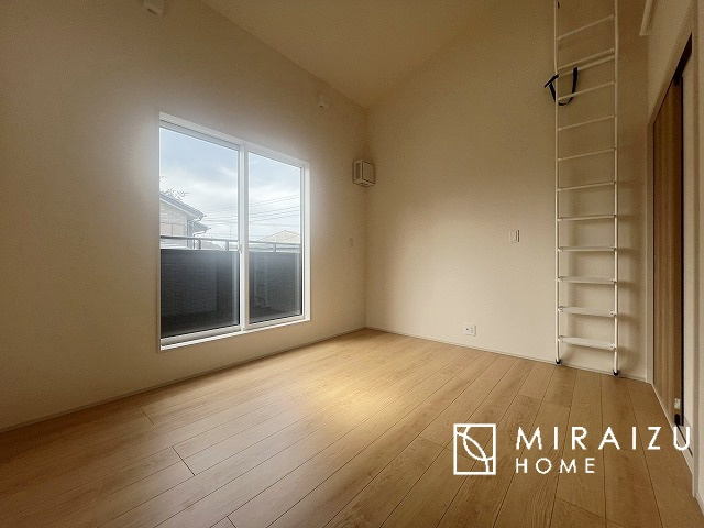 【子供部屋】 | 床のフローリングもオシャレな洋室が嬉しいです。独立性のある住宅ですので、各居室それぞれ、テイストの違うお部屋インテリア造りをしても面白いかもしれませんね！