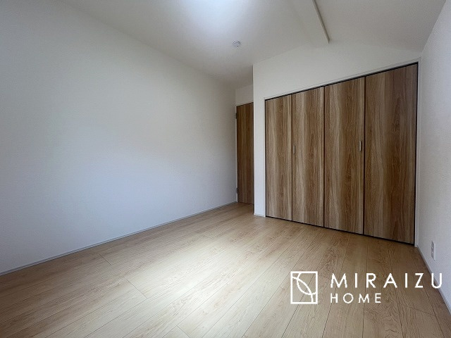 【収納】 | 収納あり、自然な採光ありの洋室。家族みんなが気持ち良く目覚められる、過ごしやすい主寝室などにもお勧め。もちろん、ペットもご一緒に。