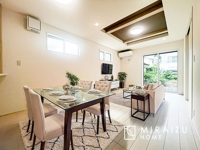 【居間・リビング】 | ※家具・照明などはイメージ画像です。陽当たりが心地の良いリビング空間です。日中はカーテンを開けて自然な光を取り込みリラックスして過ごしたいですね、照明器具もセンスの良いものを使いたいですね。