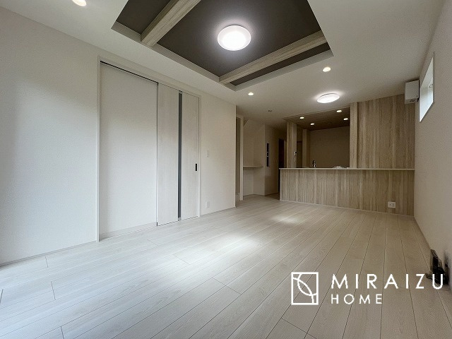 【居間・リビング】 | 大きな窓が特徴の南向きリビングでは、太陽光も沢山取り込むことが出来てお家の中にいても日光浴が可能ですね、開放的な空間です。インテリア選びも楽しそう、ご家族様で相談しながらインテリア配置も楽しみたいです