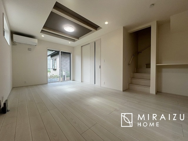 【居間・リビング】 | 明るい光が取り入れられる空間設計のリビングです。インテリア配置もしやすい間取りです。壁や床の色と合わせて落ち着いたインテリアも選びたいですね♪グリーンを飾っても素敵だと思います。
